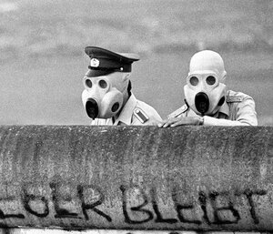 840193464_EastGermansoldierslookingovertheBerlinWall.thumb.jpg.59d2e957f6e70c29f8ccc4ae68a66bcd.jpg