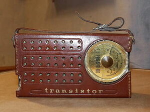 transistor-radio-old-royalty-free-thumbnail.thumb.jpg.96c03d72c667682fa25f0391d52aa57c.jpg