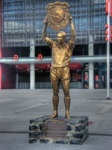 corpStadiumWallyLewisStatue002-vi.jpg