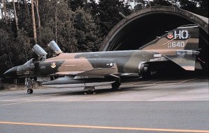 McDonnell_F-4D-30-MC_Phantom_66-7640.jpg