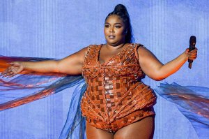 lizzo.thumb.jpg.04b607268e024cd7ef36f262e9088343.jpg