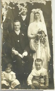 oldweddingphotodamaged.thumb.JPG.90dc97a1aee9d5b3fd97b46c630e382e.JPG