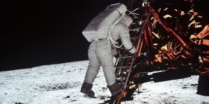 Moonlanding.thumb.jpg.38d5f56fe22946e78b761e3f74258f5f.jpg
