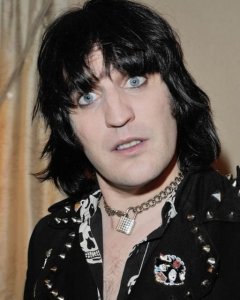 NoelFielding..thumb.jpg.10845ede607fd4f41010c5cf087dcbaa.jpg
