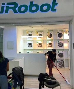 iRobot.thumb.jpg.edcc4af908a3169cefd338924660027b.jpg